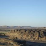 Aussicht vom Gebel Ingliz ("englischer Berg") mit pyramidenförmigem Maghrafa-Berg (Mitte), links davon der Dist-Berg
